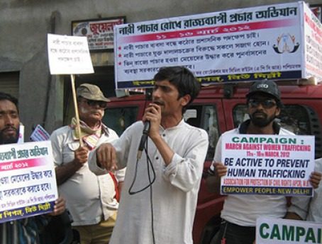 Shafiq Khan speaking at a rally to end human tracking in India