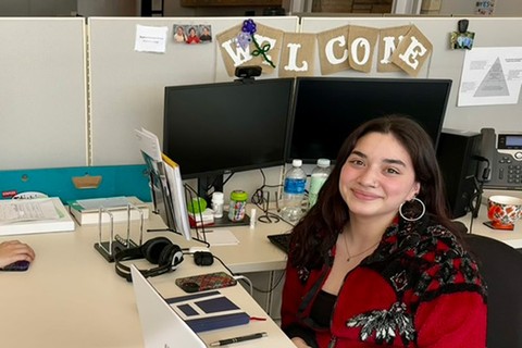 Wabeskesiga meets with Leslie Arredondo ’28 at the CLS.